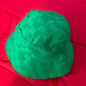 Selling a cute bucket hat!